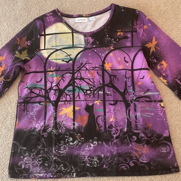 size xl, bust is 44โ inches, only one, Halloween shirt with cat ๐โโฌ and bats ๐ฆ - Picture 3 of 7